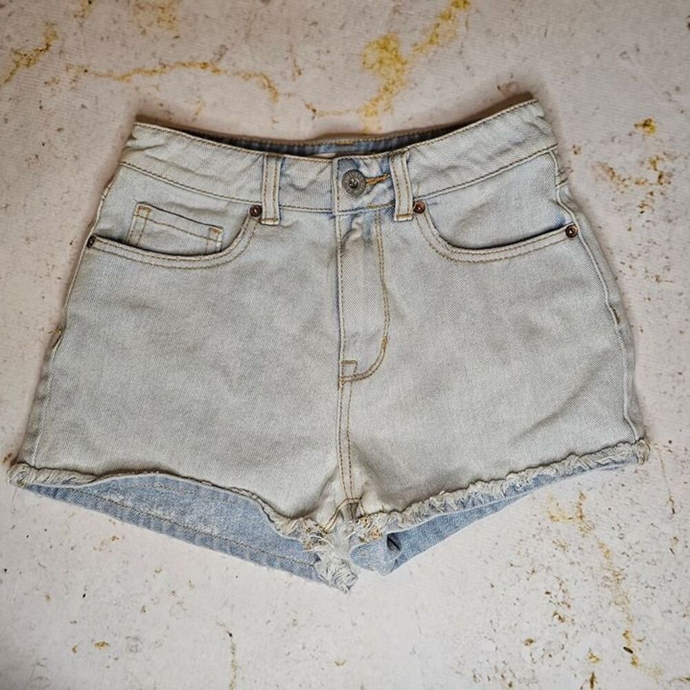 Bullhead Denim Co. Mom Shorts Size 1 – Light Wash Distressed Hem – Gently Used